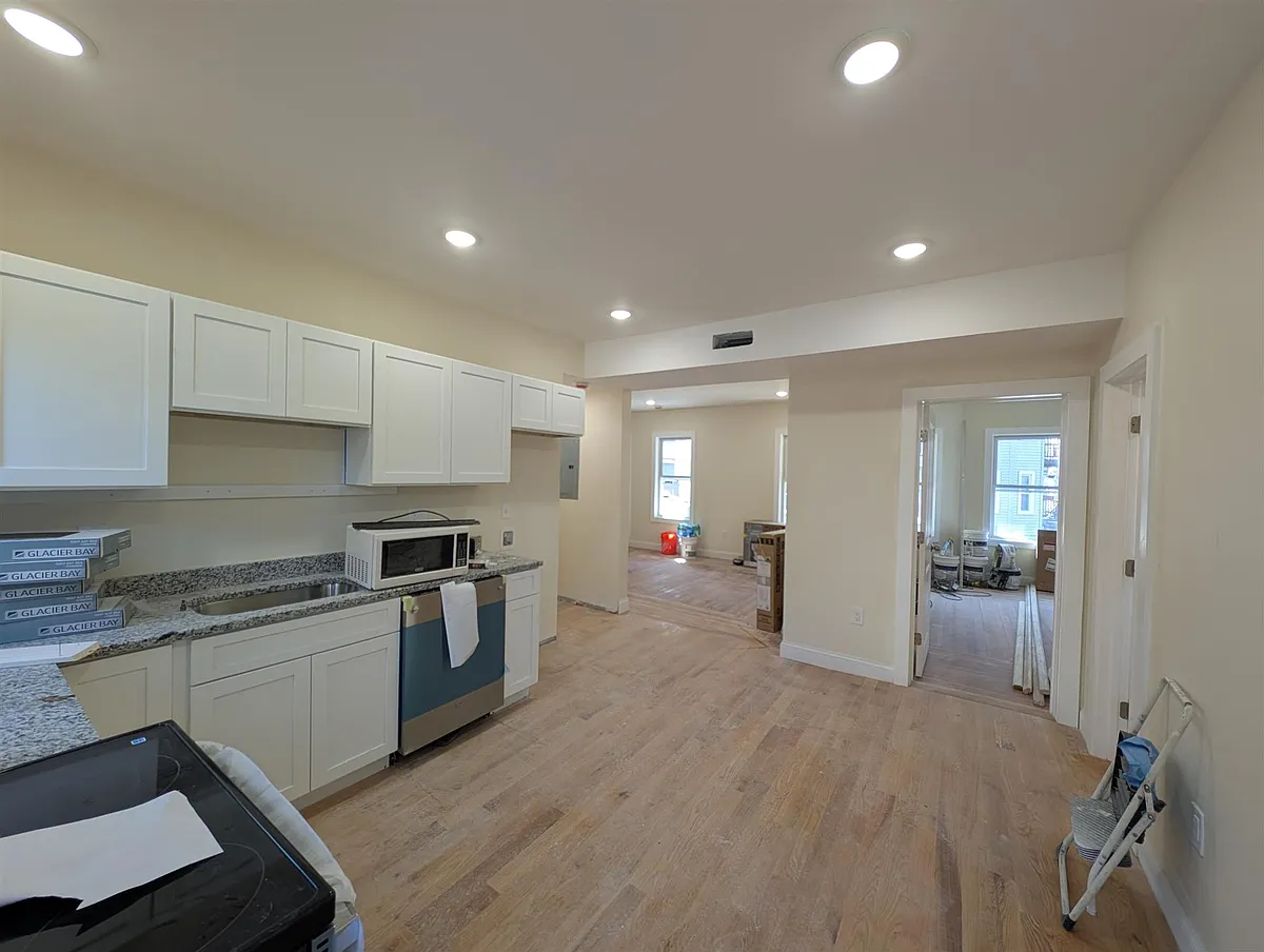 Building Photo - 71 Lowell St #1