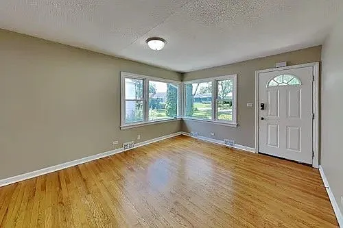 Modern 3 Bed/2 Bath Single Family Home in Tulsa - $2000/month — Photo 1