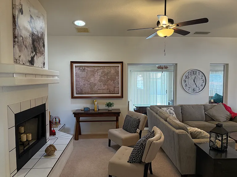 Living room 4