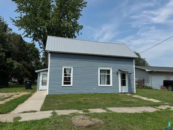 210 E State St, Marion, SD 57043