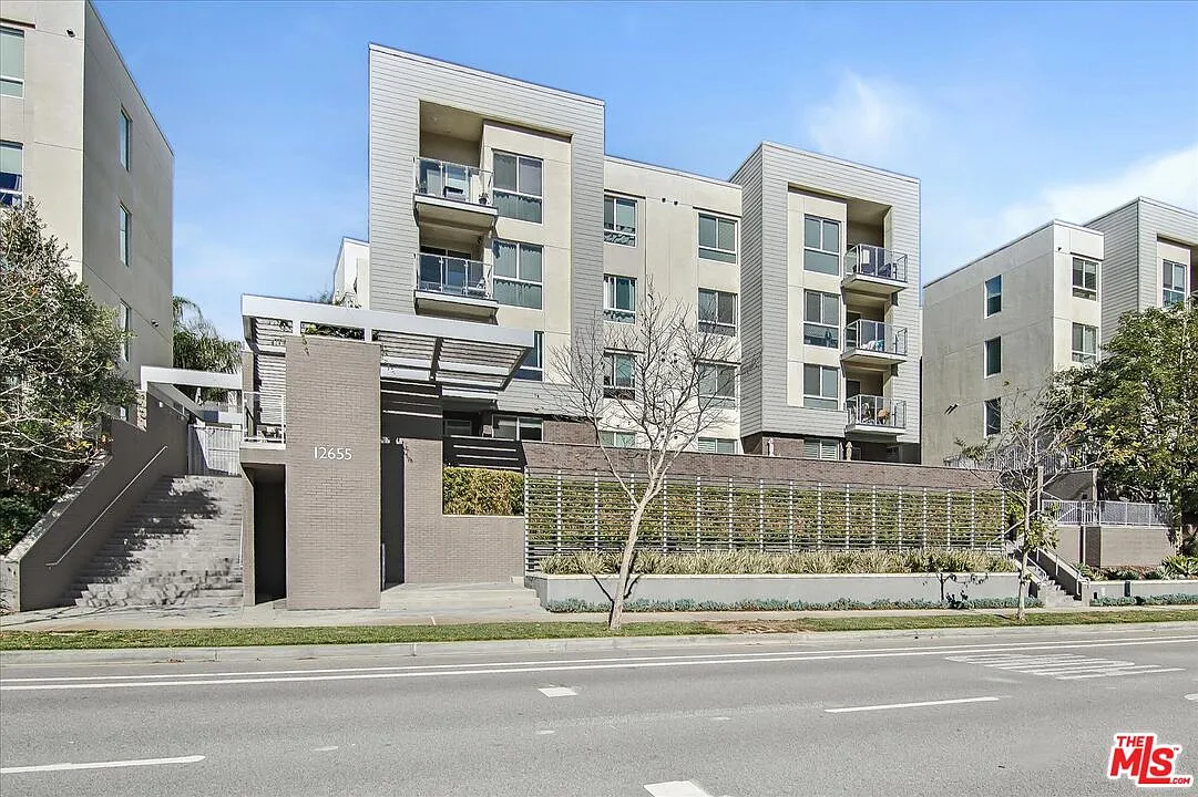 2 bed, 2.0 bath, 810 sqft, $4,195 — Photo 2
