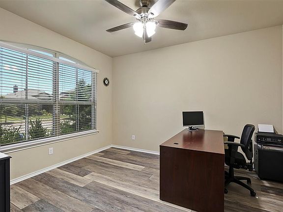 4th image of 2309 Windhaven Dr