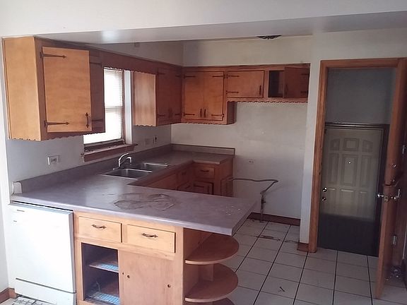3rd image of 14234 Emerald Ave