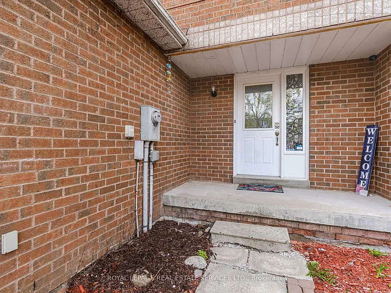 10 Mullis Cres — Photo 3