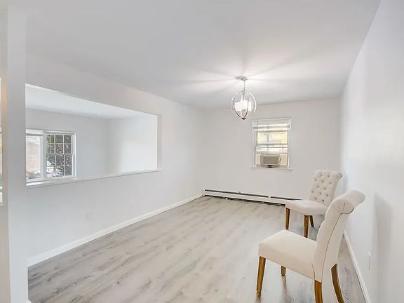 5th image of 553 Rosevale Ave