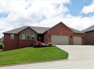 850 E Meadow Garden Ct, Nixa, MO 65714