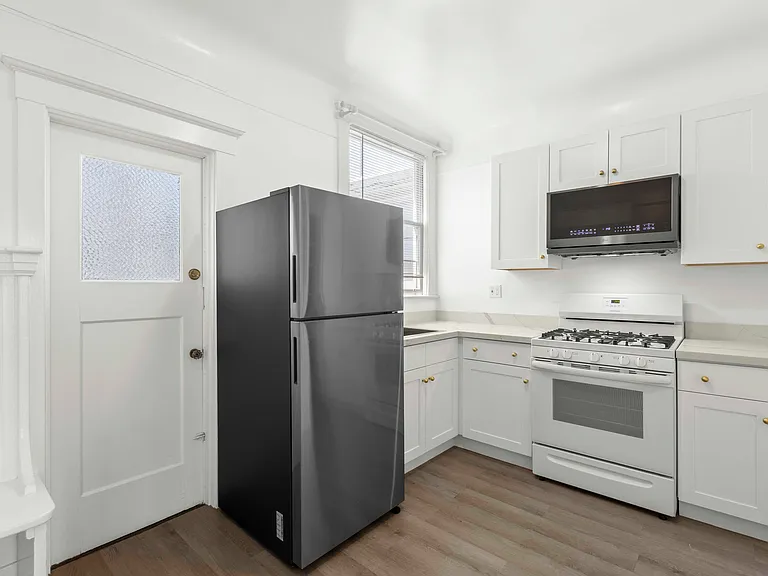 1166 S Van Ness Ave #5 — Photo 15