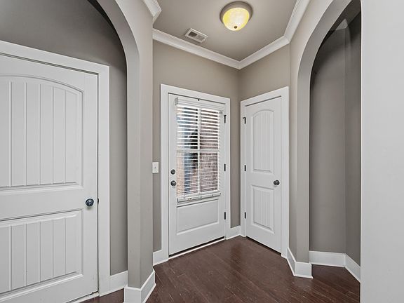 5th image of 724 Bainbridge Ln