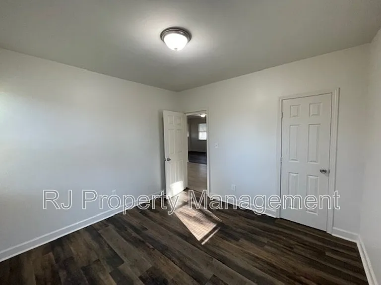 929 Birch St — Photo 15