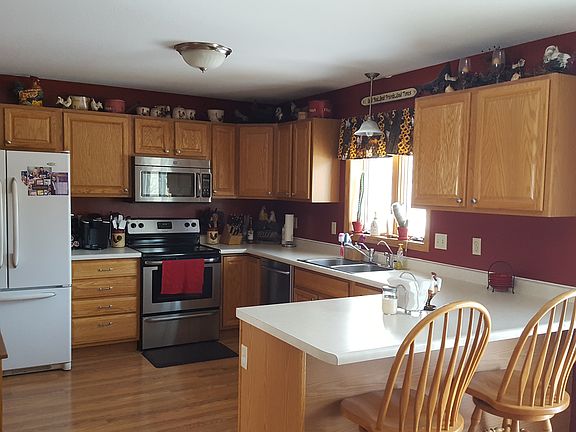 Kitchen w/ laminate hardwood