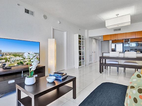 3rd image of 1750 N Bayshore Dr APT 2911