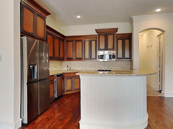 5th image of 4037 Winsor Dr