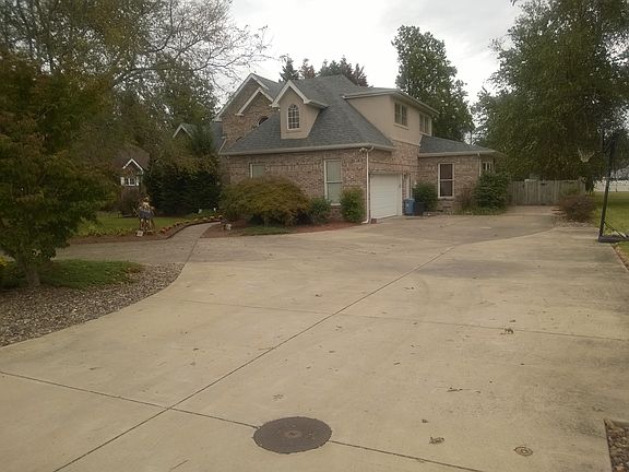 Roomy driveway