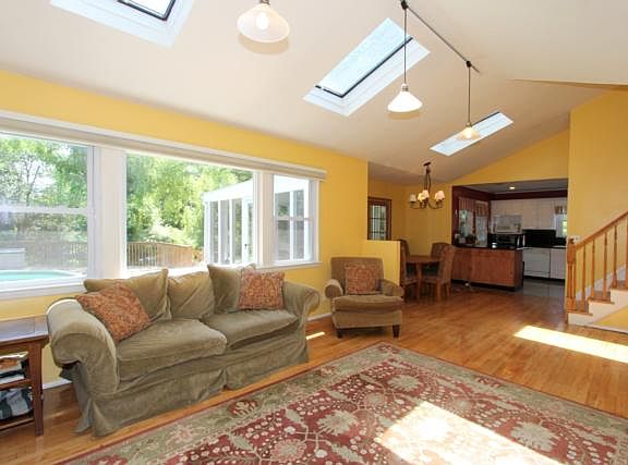 4th image of 2828 Larkspur St