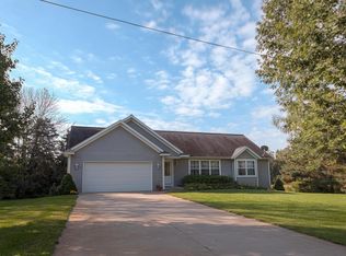 5822 Lakeland Dr, Fennville, MI 49408