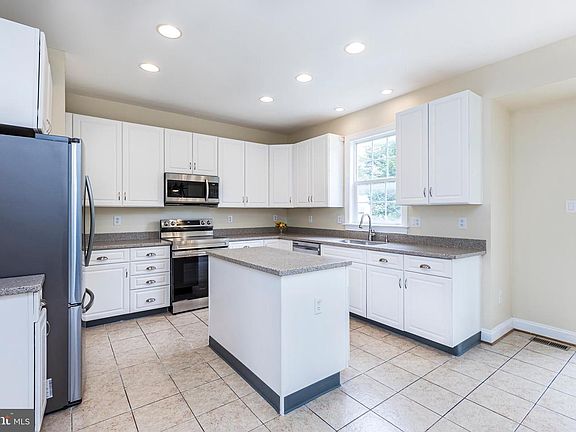 3rd image of 3112 Bunker Dr