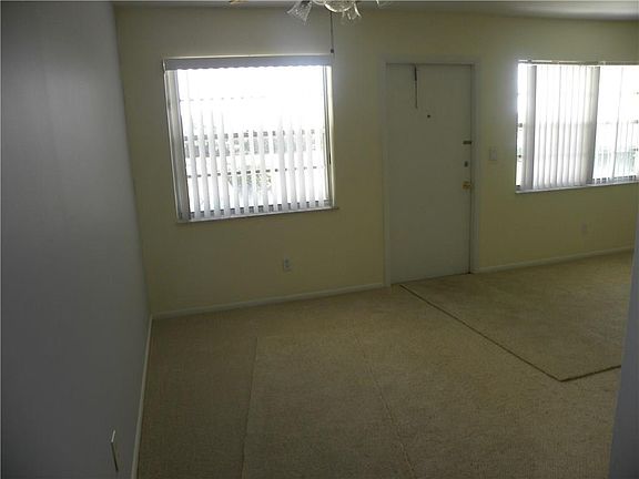 5th image of 69 Royal Oak Ct