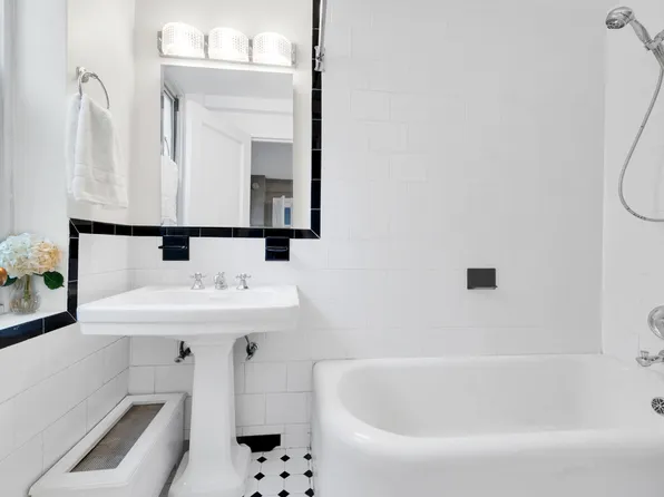 424 East 52nd Street 3A image 8 of 9