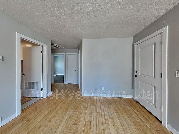 4th image of 864 S Montgomery St
