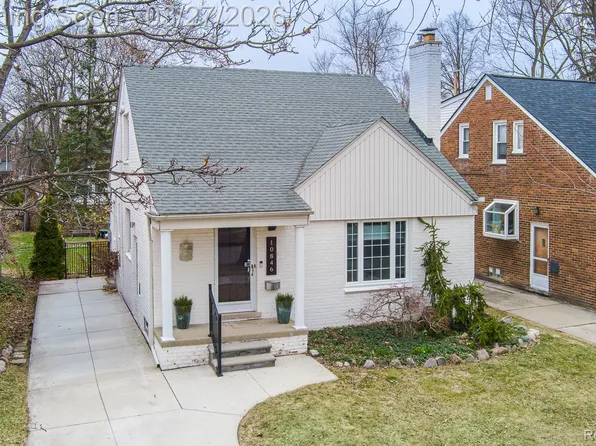 10846 Hart Ave, Huntington Woods, MI 48070