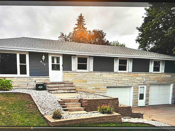 2nd image of 819 Giese St