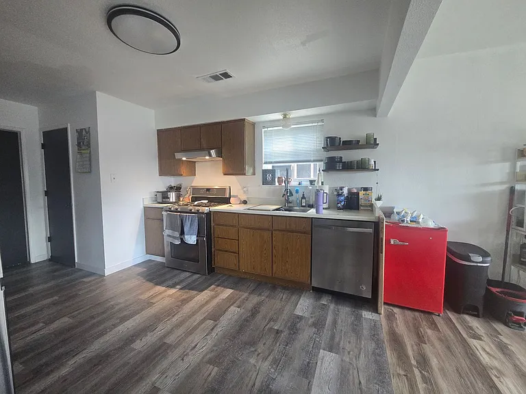 1012 Michelle Ct — Photo 7