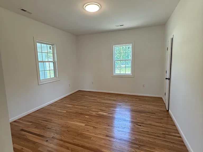 215 Mecklenburg St — Photo 8