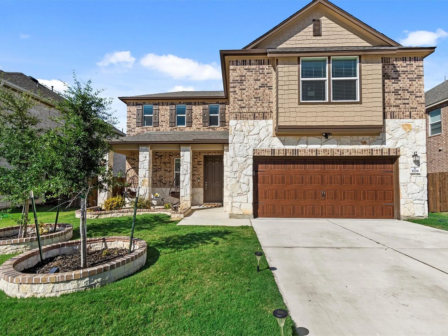 4 bed, 2.5 bath, 2724 sqft, $2,400 — Photo 1