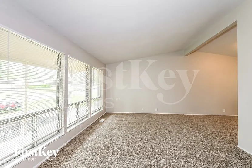 3 bed, 2.0 bath, 1151 sqft, $1,595 — Photo 3