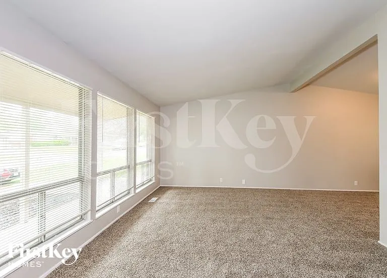 1520 Ascot Ter — Photo 3