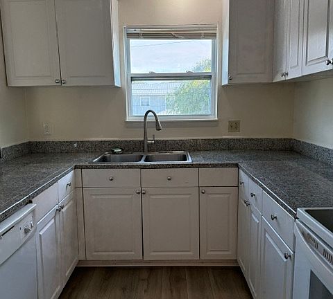 2nd image of 208 9th St #B