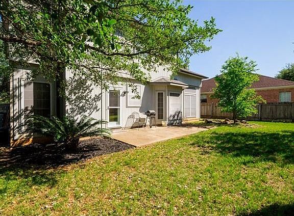 4th image of 919 Woodhollow Ln