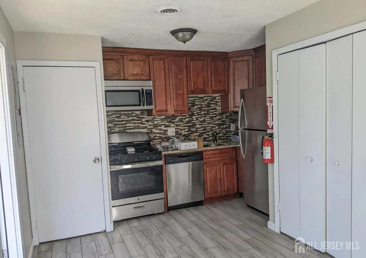 3 bed, 1.5 bath, 2160 sqft, $2,600 — Photo 3