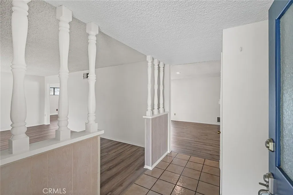 3 bed, 2348 sqft, $4,950 — Photo 4