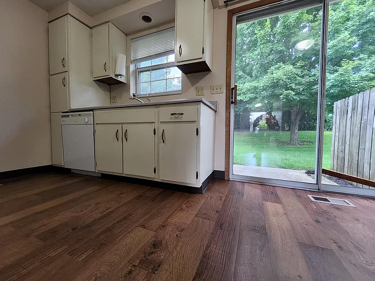 1668 Colonial Dr — Photo 2