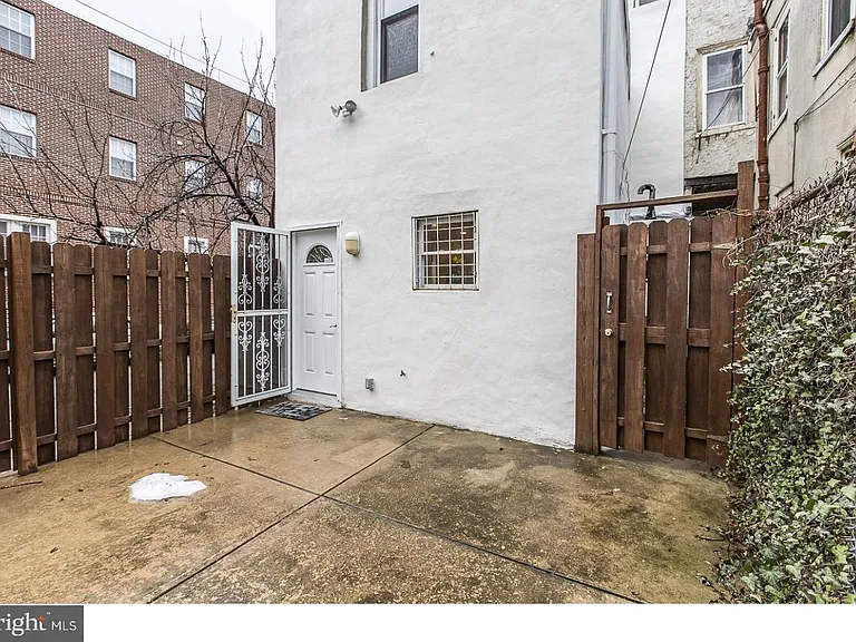856 N 20th St — Photo 22
