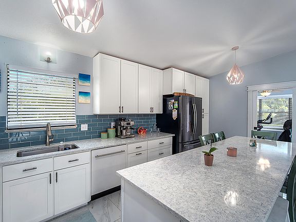 5th image of 25240 Margaret St