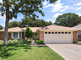 3016 Oak Valley Dr, Bedford, TX 76021