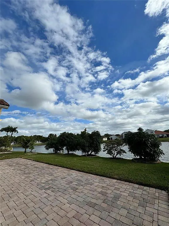3 bed, 2.0 bath, 1905 sqft, $3,800 — Photo 2