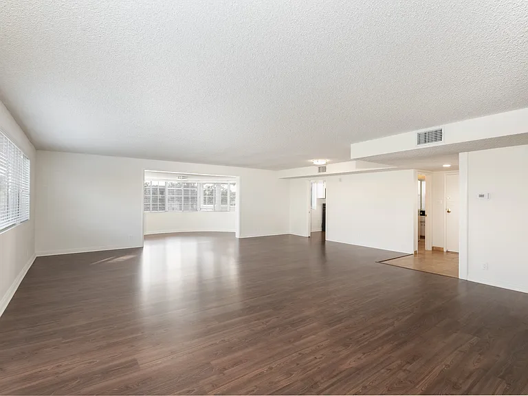 Waldorf Towers — Photo 2