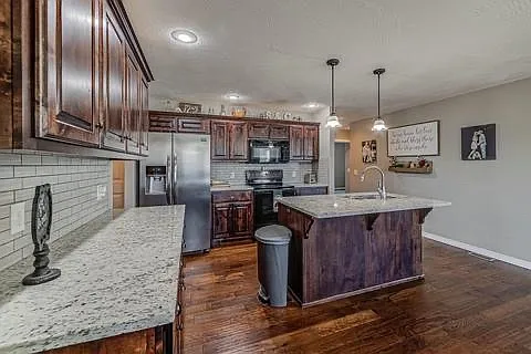 1922 N Brookhollow Dr — Photo 2