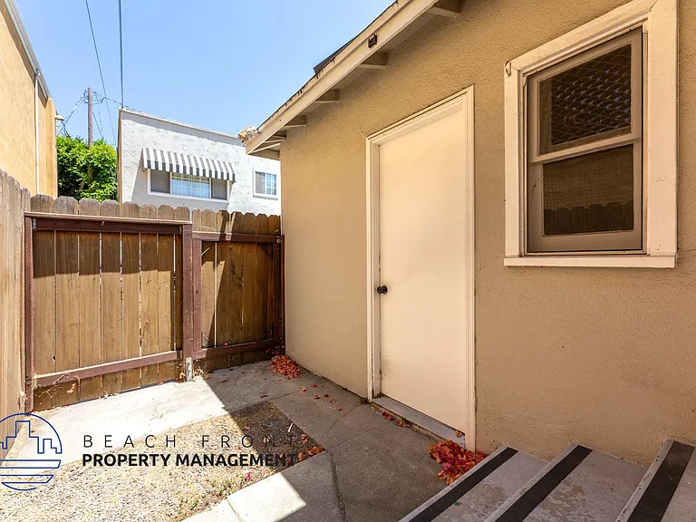1249 E 3rd St — Photo 31