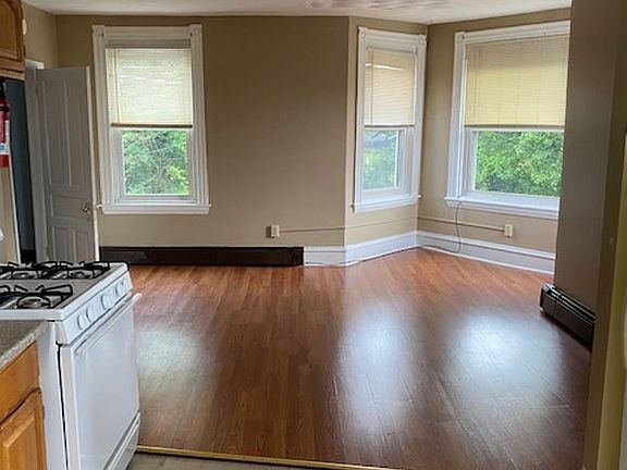 4th image of 158 Clymer St #4