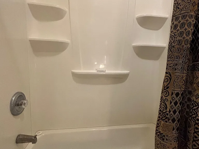 Primary suite's tub/shower