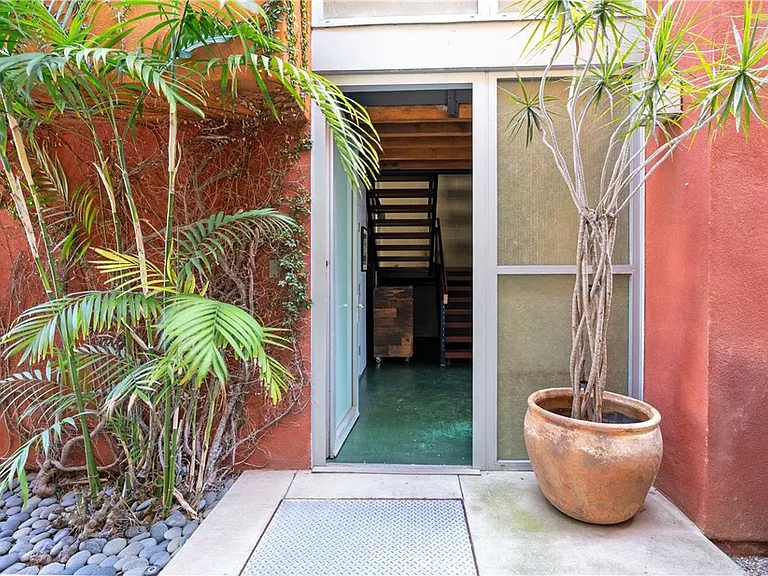 2114 Narcissus Ct — Photo 10