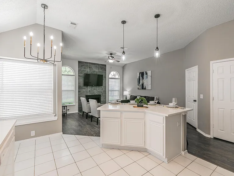 7017 Chateau Dr — Photo 32
