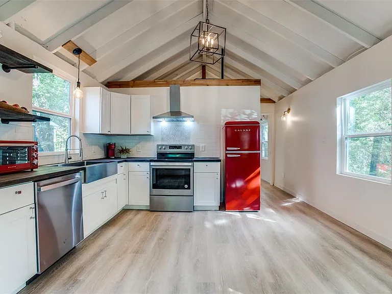 122 Allen St — Photo 4
