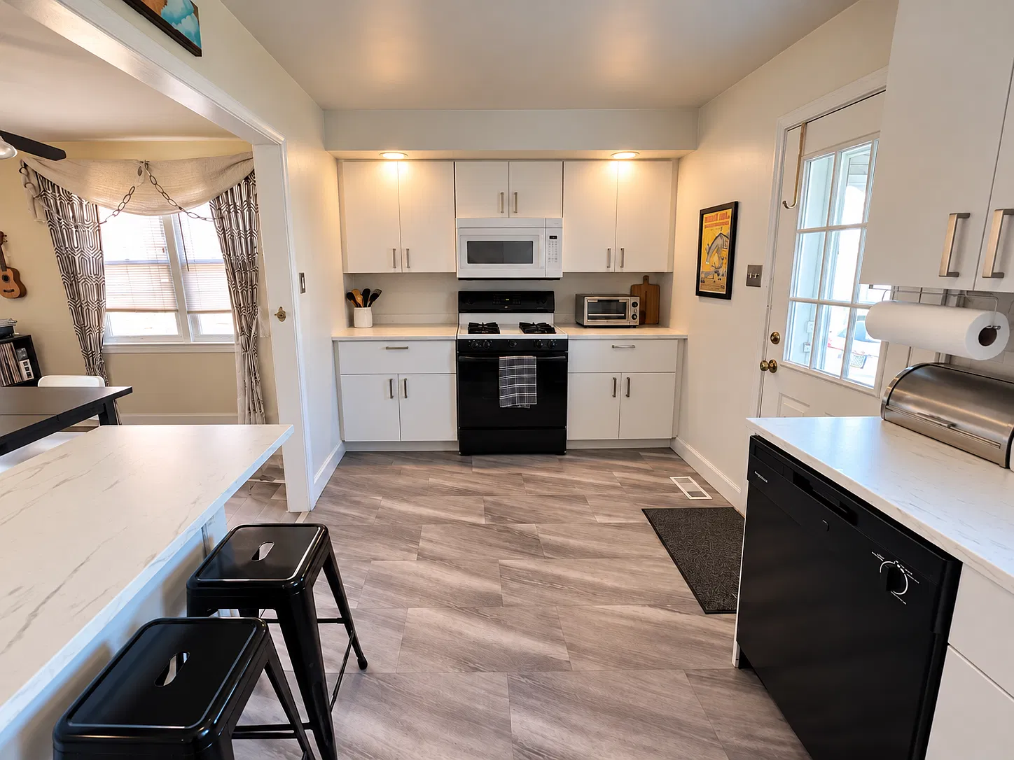 3 bed, 1.5 bath, 1200 sqft, $2,450 — Photo 2
