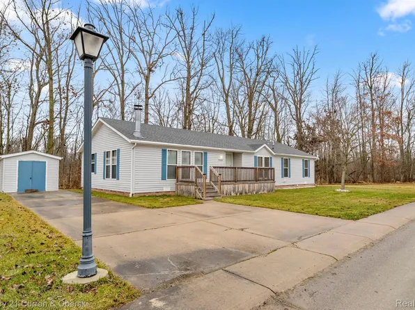 30007 Meadow Ln, Gibraltar, MI 48173