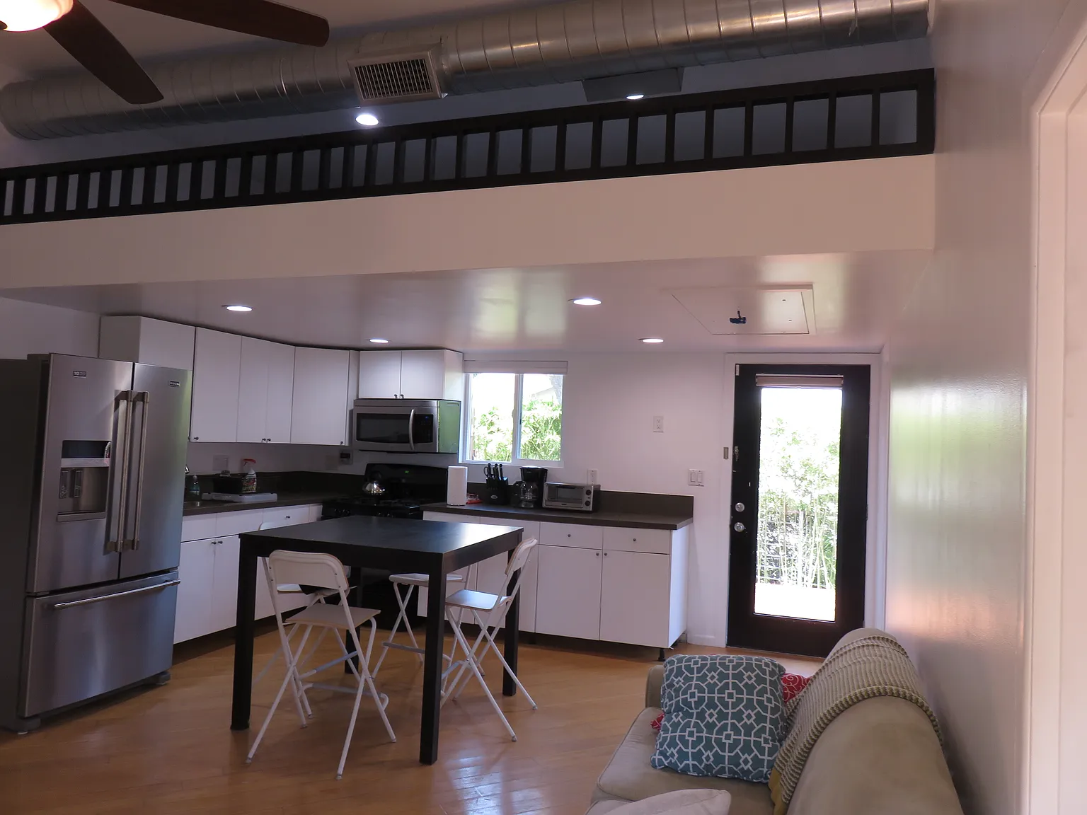 2 bed, 1000 sqft, $3,300 — Photo 2